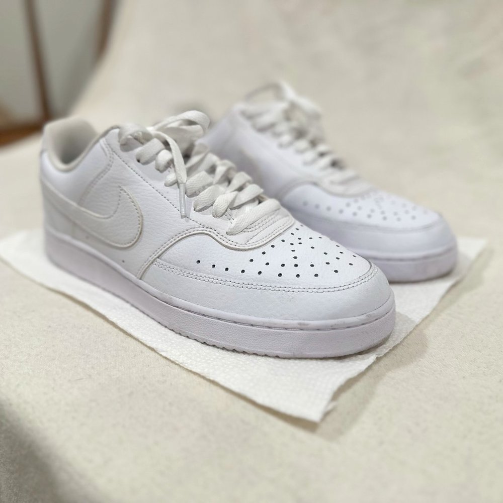 Women's white nike sneakers, size 10